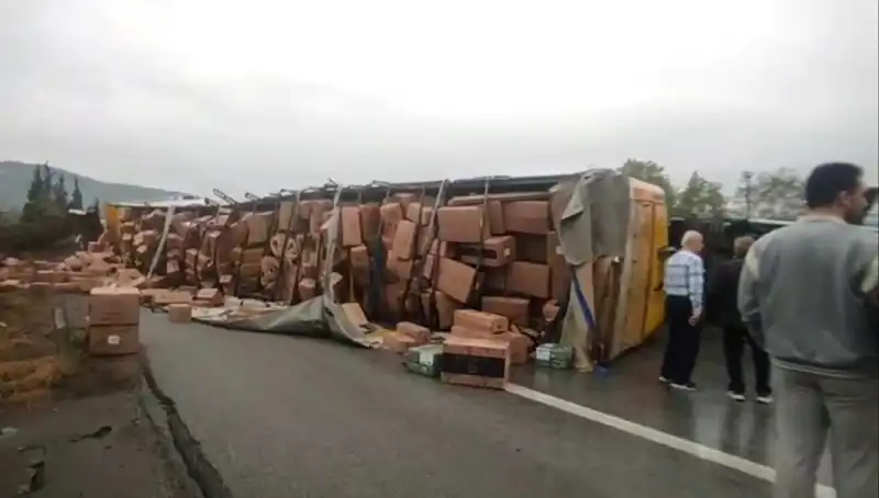 TEM Otoyolu'nda Devrilen TIR Trafiği Felç Etti: Ankara Yolu Kapatıldı