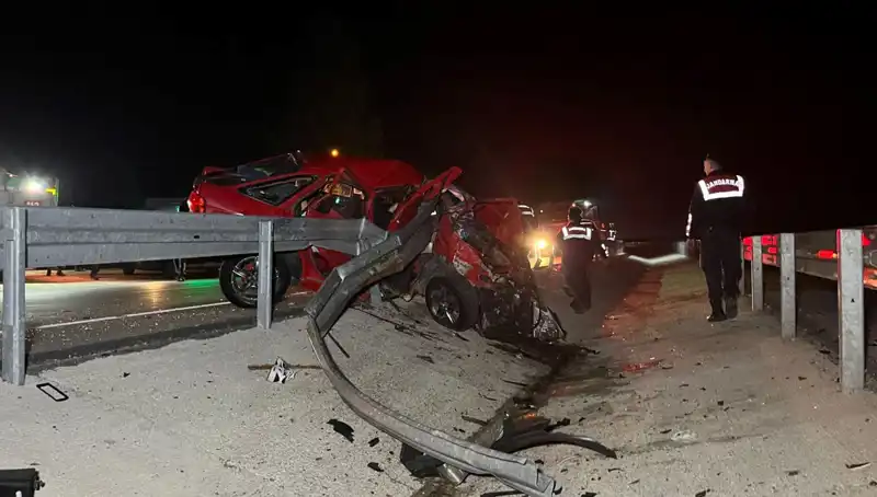 Bariyerlere Çarpan Otomobil Dehşet Saçtı: 2 Can Gitti