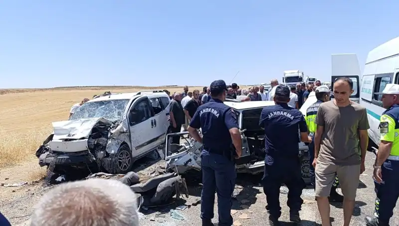 Hafif Ticari Araçla Otomobil Çarpıştı: 4 Can Gitti, 1 Yaralı