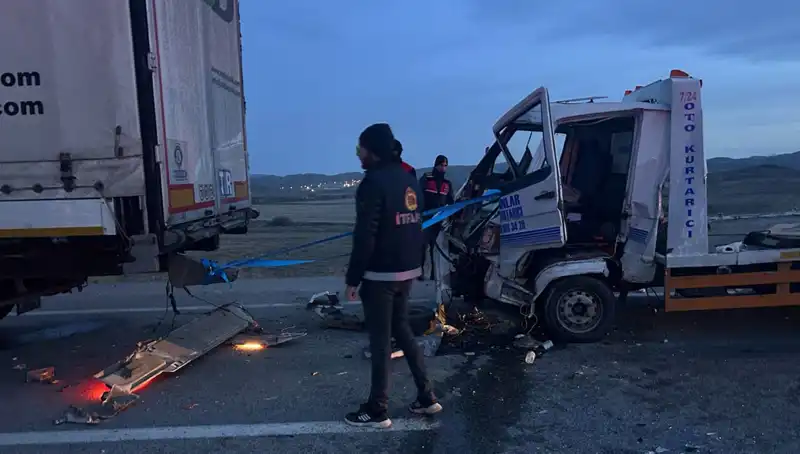 Şok Edici Kaza: Çekici Yardım İçin Durana Çarptı, Dört Yaralı