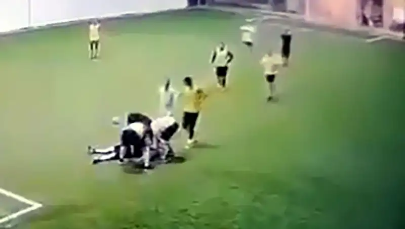 Adana'da Halı Saha Faciası: Üç Çocuk Babası Hayatını Kaybetti