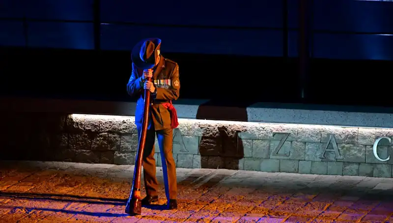 Anzak Koyu'nda Anlam Dolu "Şafak Ayini" Gerçekleşti