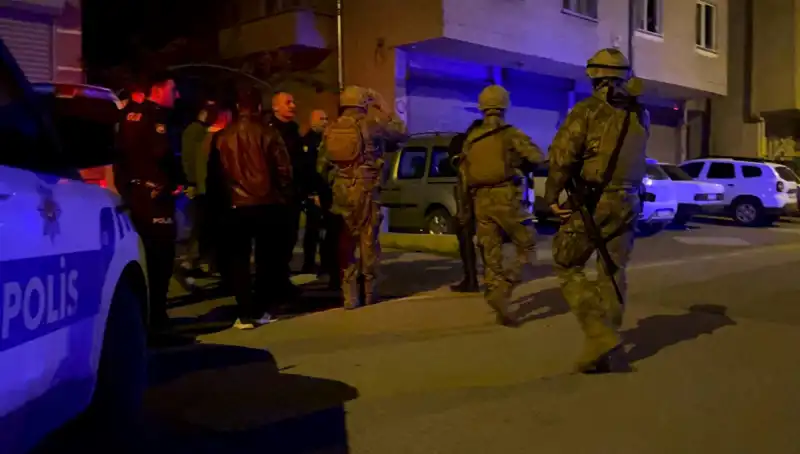 Tüfekle Balkondan Ateş Açan Şahsın Olayı Polisi Hareket Geçirdi