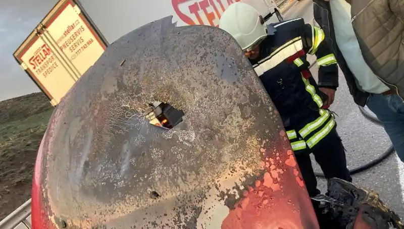 Seyir Halindeki Otomobilde Korkutan Yangın: Yolcular Son Anda Kurtuldu!