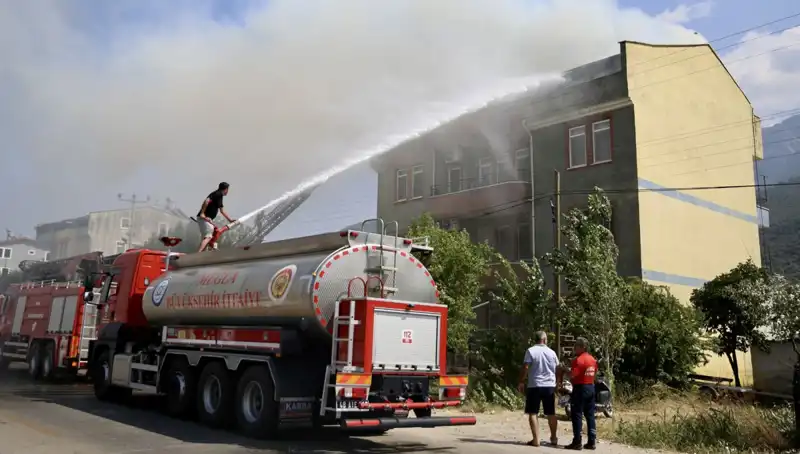 Çatı Katında Patlayan Yangın, Mahallede Panik Yıldızlarını Düşürdü