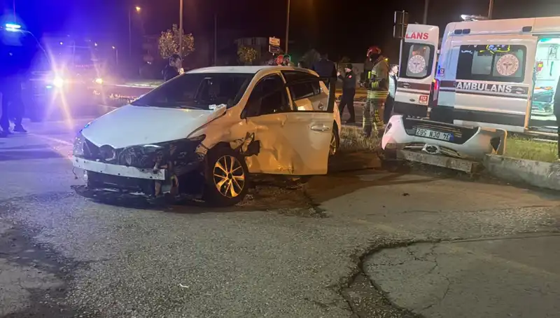 Pikap ve Otomobil Çarpıştı: Kaza Yeri Gözler Önünde Canlandı