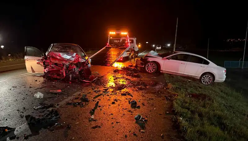 Çanakkale'de Feci Kaza: İki Araç Kafa Kafaya, 3 Can Gitti