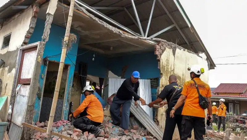 Endonezya'da 5,7 Büyüklüğünde Deprem: 8 Ev Yıkıldı, Panic Yaygınlaştı