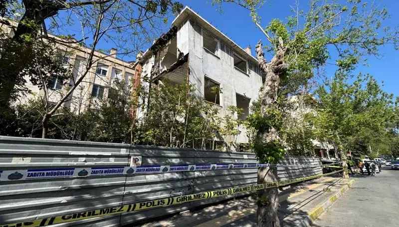 Bakırköy’de Deprem sonrası Metruk Bina Kısmen Çöktü: Vatandaşlar Tedirgin