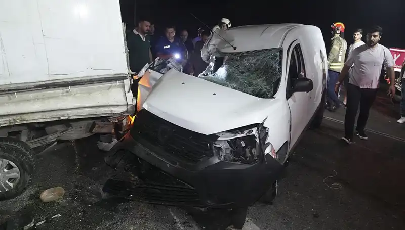 İstanbul'da Feci Kaza: Üç Kişi Yaralandı, Araçlar Kullanılamaz Hale Geldi