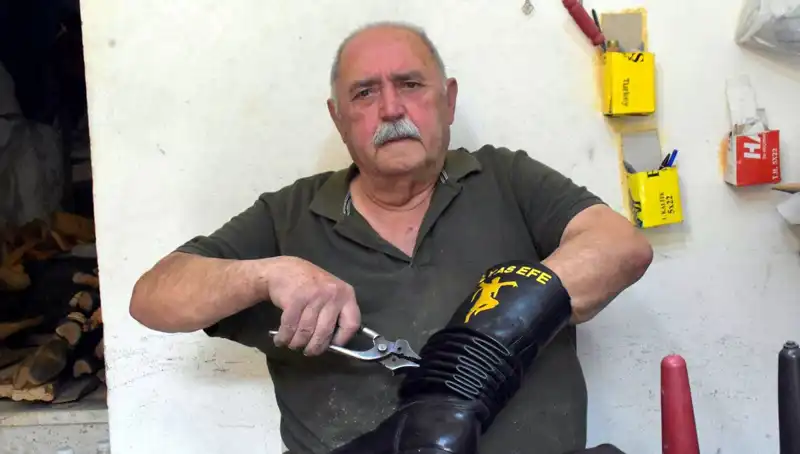 Tireli Hasan Usta: 64 Yıldır Kendi Elinden Çıkan Eşsiz İşlere Hayran Kaldırıyor