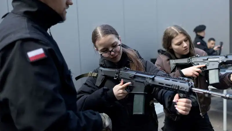 Polonya, Savaş Hazırlıklarını Artırırken Siviller Askeri Eğitime Katılıyor