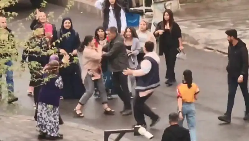 Adliye Önünde Tekmeli Yumruklu Kavga: Görgü Tanıkları Şokta!