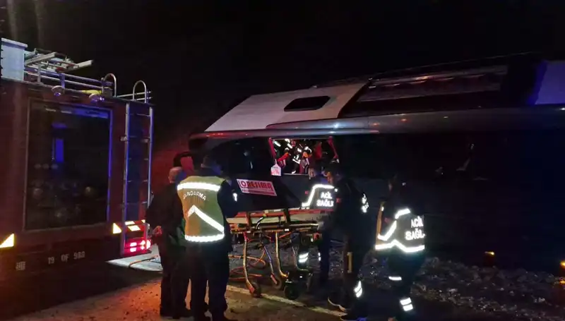 Festival Coşkusu Sonrası Korkutan Kaza: 23 Yaralı Tur Otobüsü Devrildi