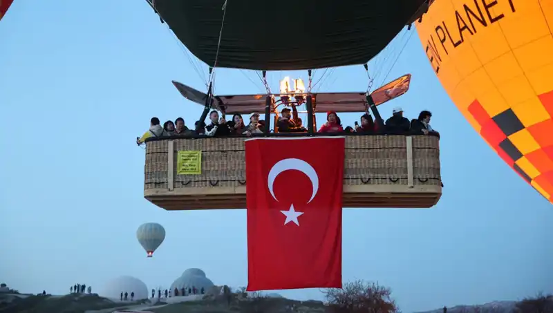 Kapadokya'nın Göklerinde 23 Nisan Coşkusu: Türk Bayraklarıyla Balonlar Gökyüzünde