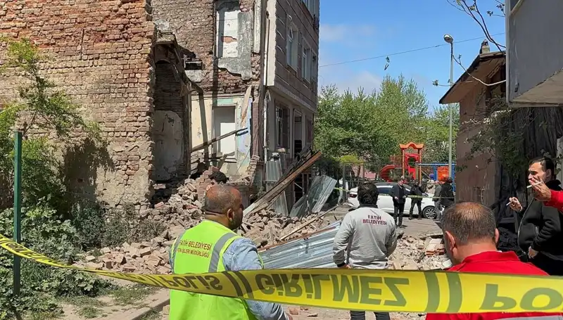 İstanbul Fatih'te Deprem Sonrası Bina Çöktü: Can Kaybı ve Yaralılar Var