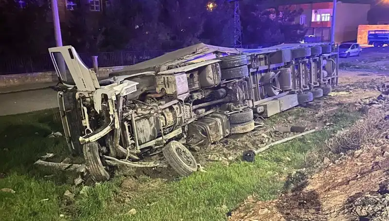 TIR Devrildi: 6 Kişi Yaralandı, İlgili Ekipler Olay Yerine Sevk Edildi