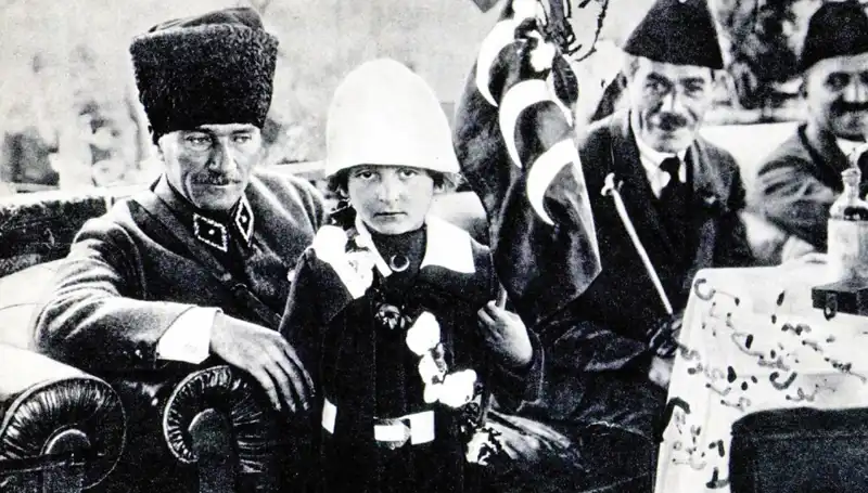 Unutulmaz Fotoğraf: O Şapkanın Altında Doğan Bayramın Anıları