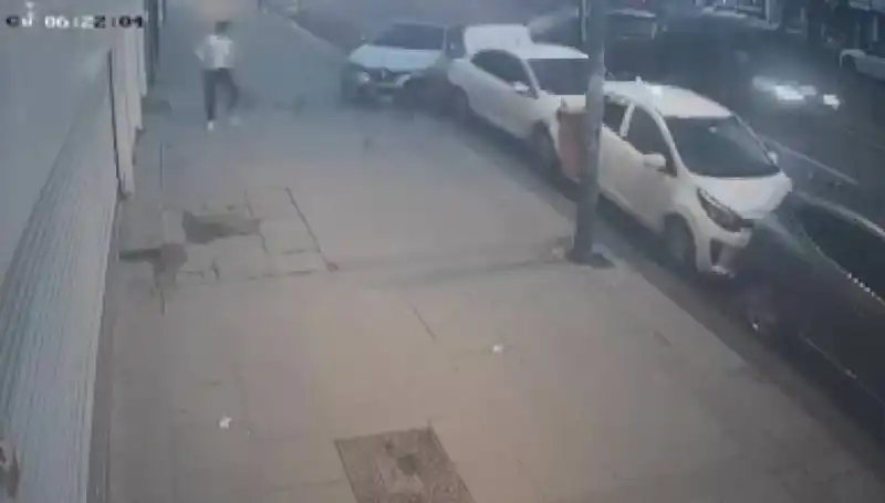Direksiyon Kontrolünü Kaybeden Araç, Park Halindeki Automobillere Çarptı