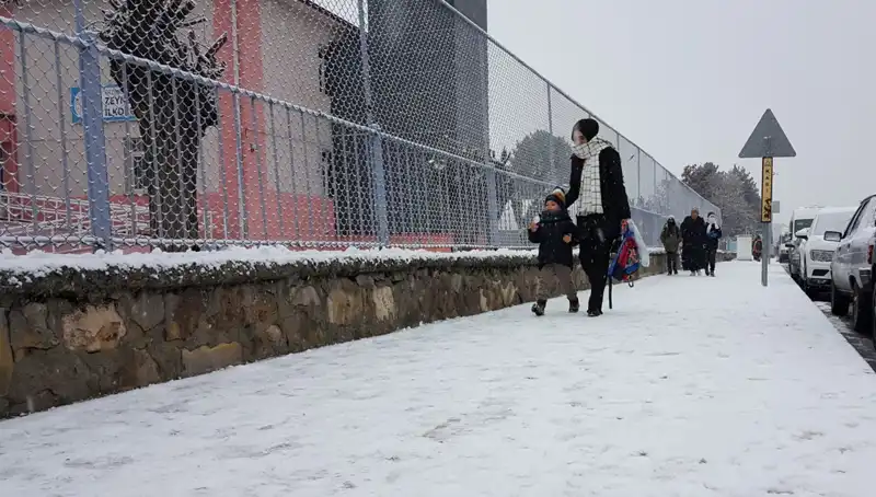 İlkbaharda Bembeyaz Manzaralar: Bu İl Kışın Kucaklayıcı Rüzgarını Yaşadı