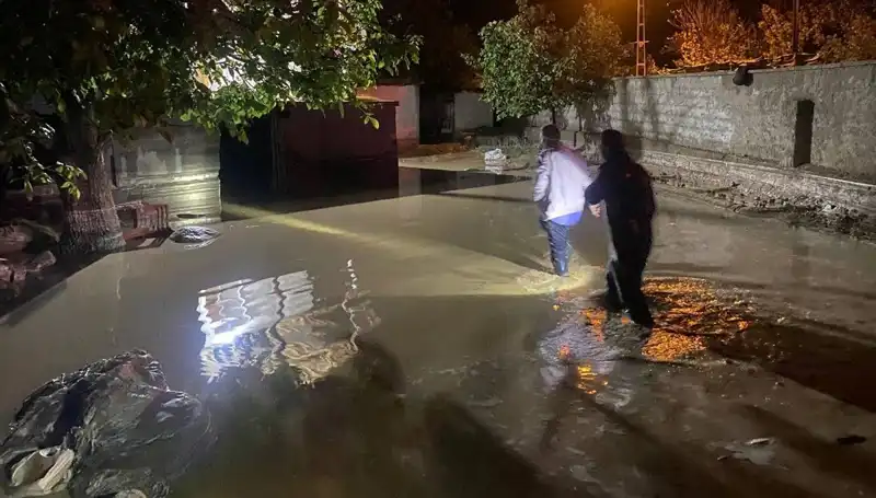 20 Dakikalık Yağış İle Gelen Felaket: Evler Çöktü ve Boşaltıldı