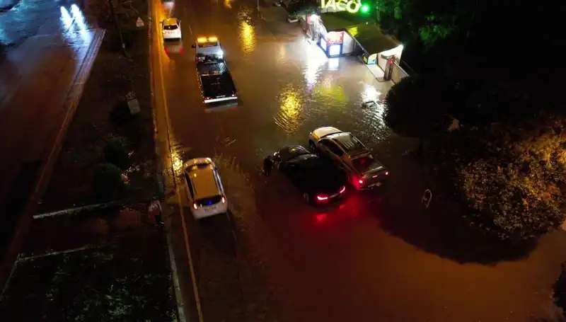 Adana’da Yağış Alarmı: Cadde ve Yollar Sular Altında Kaldı!