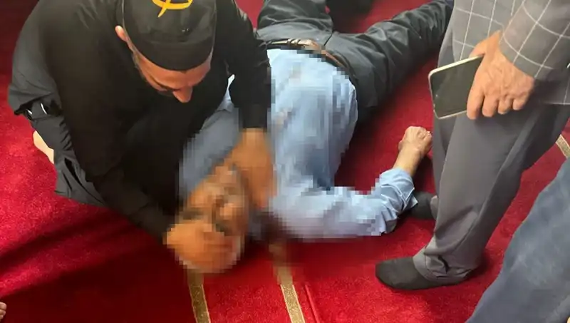 Camide Namaz Kılarken Bıçaklanan Adam Hayatını Kaybetti: Olayın Ardındaki Korkunç Gerçek Ne?
