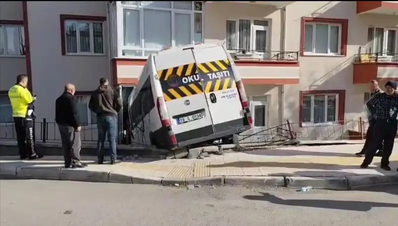 Okul Servisi Balkona Girdi: İki Öğrenci Yaralı Olayın Ayrıntıları Ağır Başlıkta