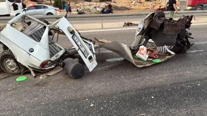 Bariyere Çarpan Araçta Feci Kaza: Bir Ölü, Bir Yaralı