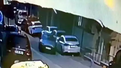 Esenyurt'ta Kaza: Park Halindeki İki Otomobile Çarpıp Kaçan Şahıs Aranıyor