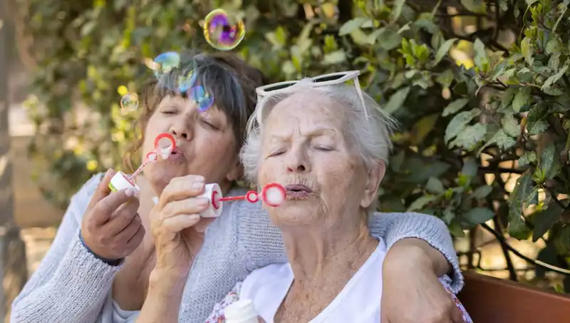 100 Yaşındaki İki Kadın, Uzun Yaşamın Sırrını Buluştu: Diyet ve Egzersiz Değil!