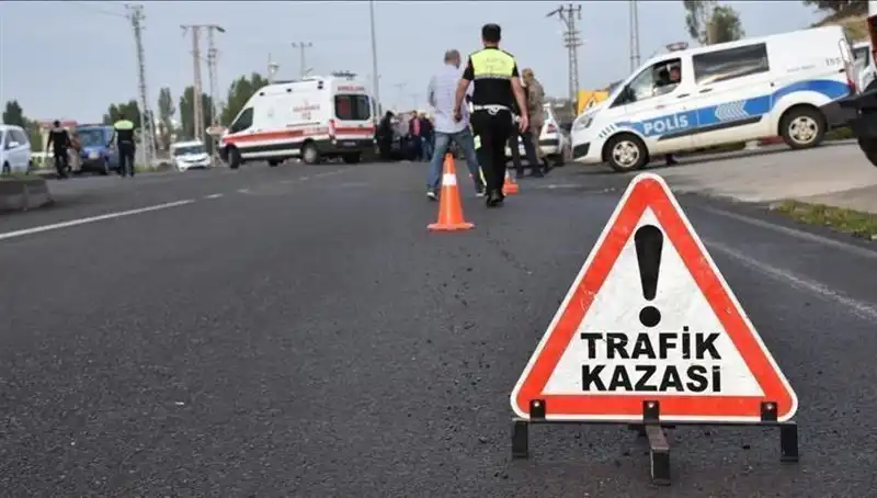 Antalya'da Feci Kaza: Otomobil Kanala Devrildi, Yaralılar Var!