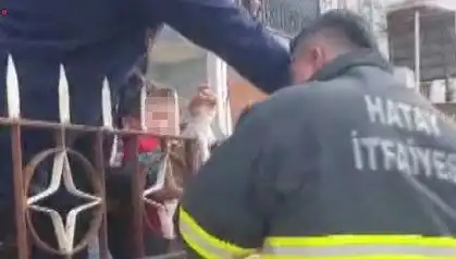 Hatay’da Şok Olay: Çocuğun Koluna Demir Korkuluk Saplandı!