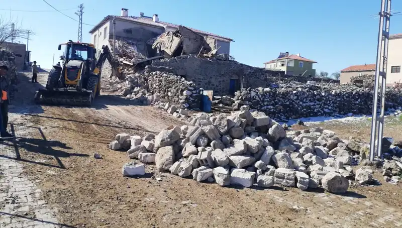 Kayseri'de Ahır Çökmesi: Küçükbaş Hayvanlar ve Eşekler Telef Oldu