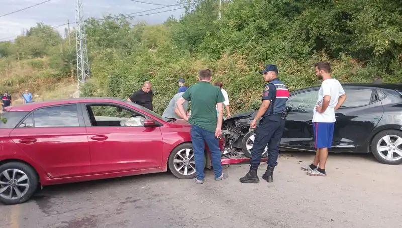 Karamürsel'de Feci Çarpışma: Otomobiliyle İki Araç Karşı Karşı Geldi, 4 Yaralı